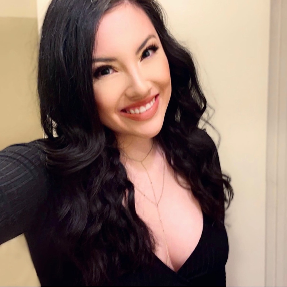 Meet your Posher, Cassandra 🙋🏻‍♀️